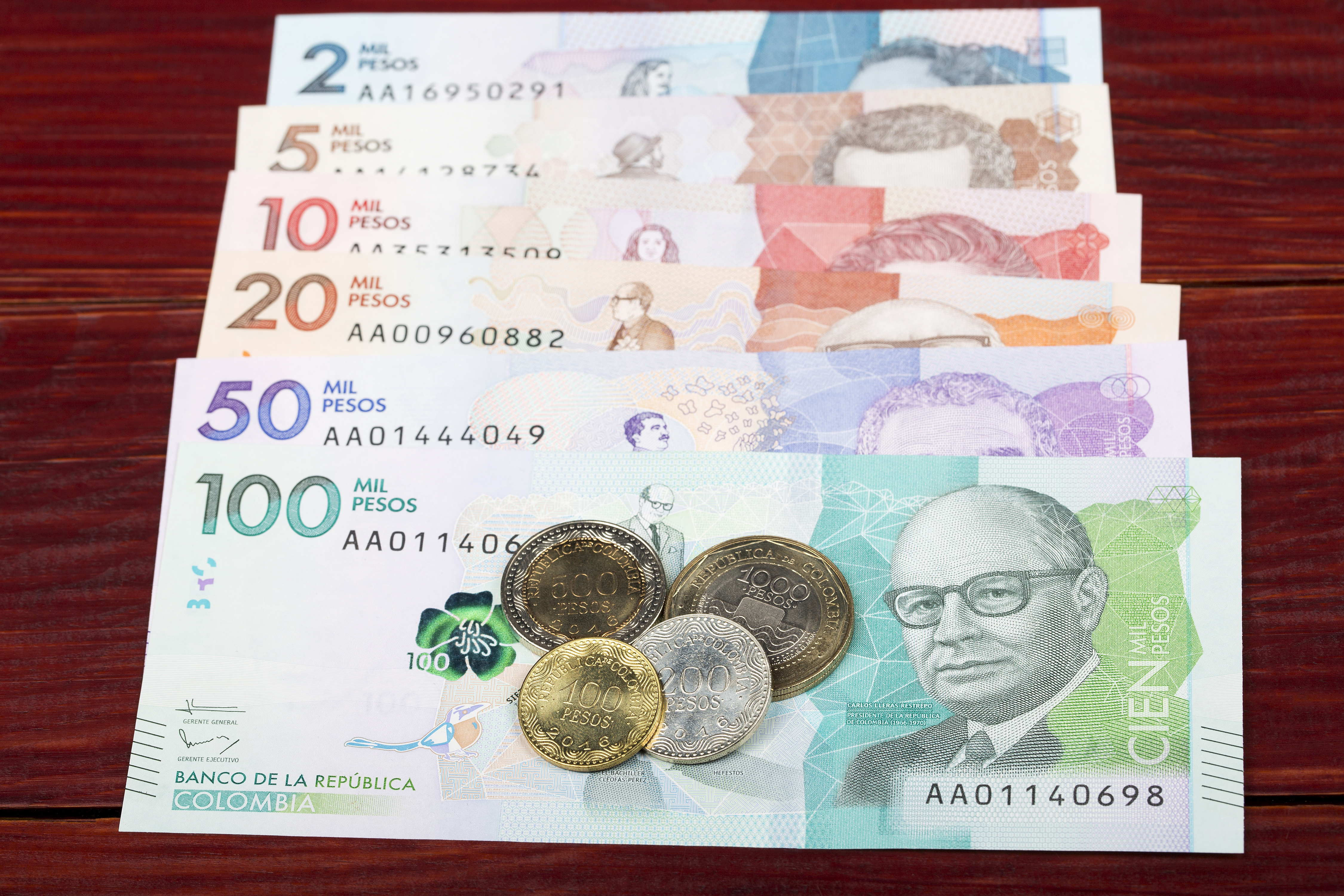 billetes de pesos colombianos