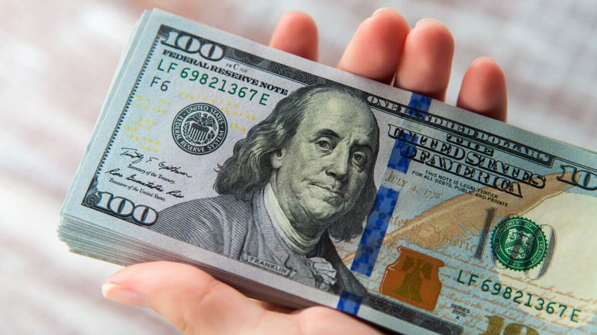 Fajo de billete de 100 dolares