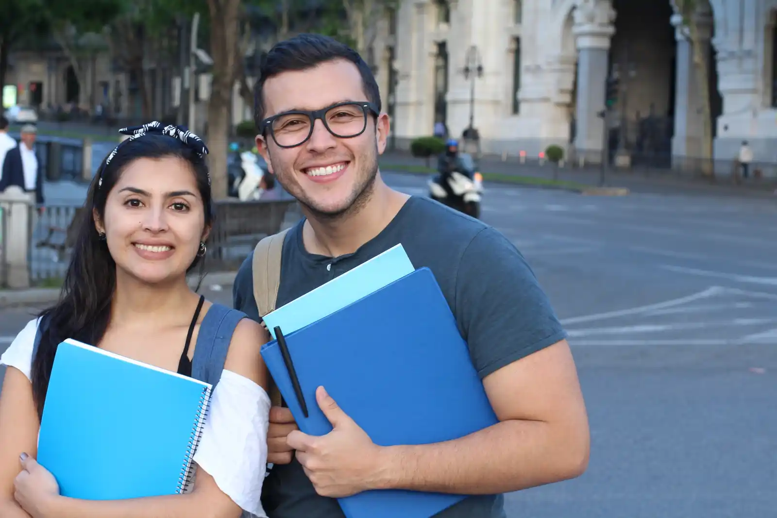 2 jóvenes de Colombia que quieren estudiar en España