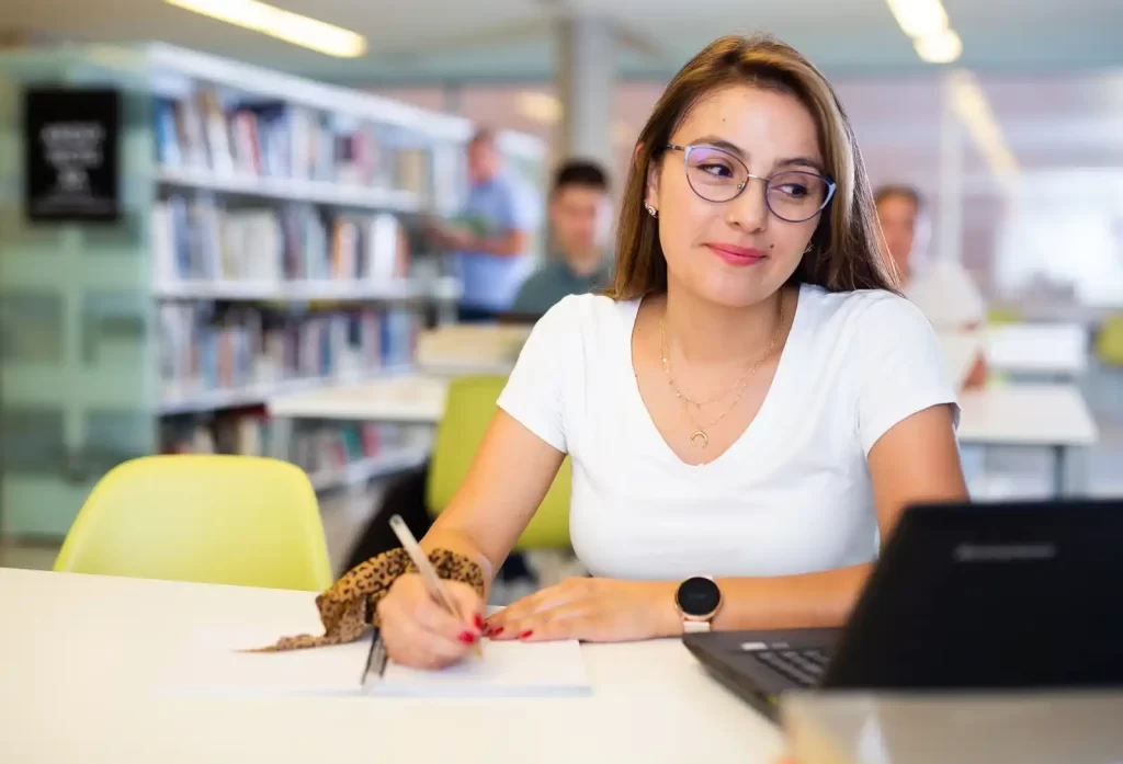 Joven mujer viendo requisitos para viajar a españa desde colombia