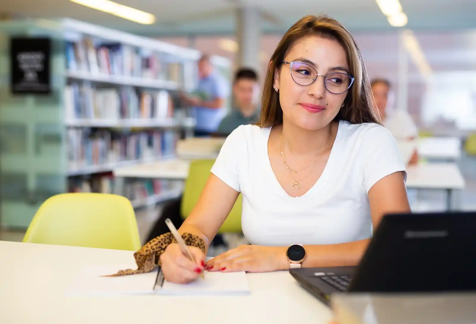 Joven mujer viendo requisitos para viajar a españa desde colombia