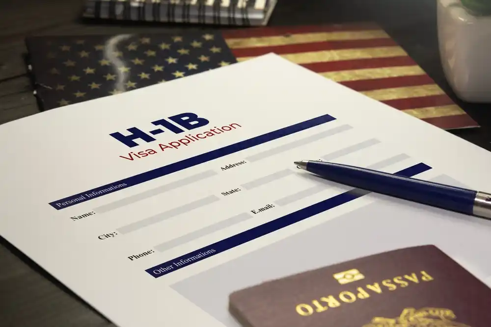 ¿Puedo llevar a mi familia a EE.UU si tengo una visa de trabajo?